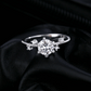 Anillo de moissanita de seis garras con flor Noutai: joyería nupcial para mujer